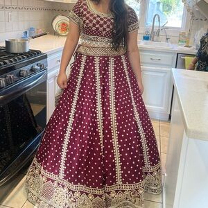 Beautiful lehenga with heavy work comes with peach heavy dupatta Never worn!